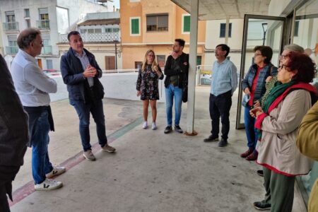 Mobilitat, Districte Nord i veïns acorden millorar l’esplanada del casal de barri de Can Alonso